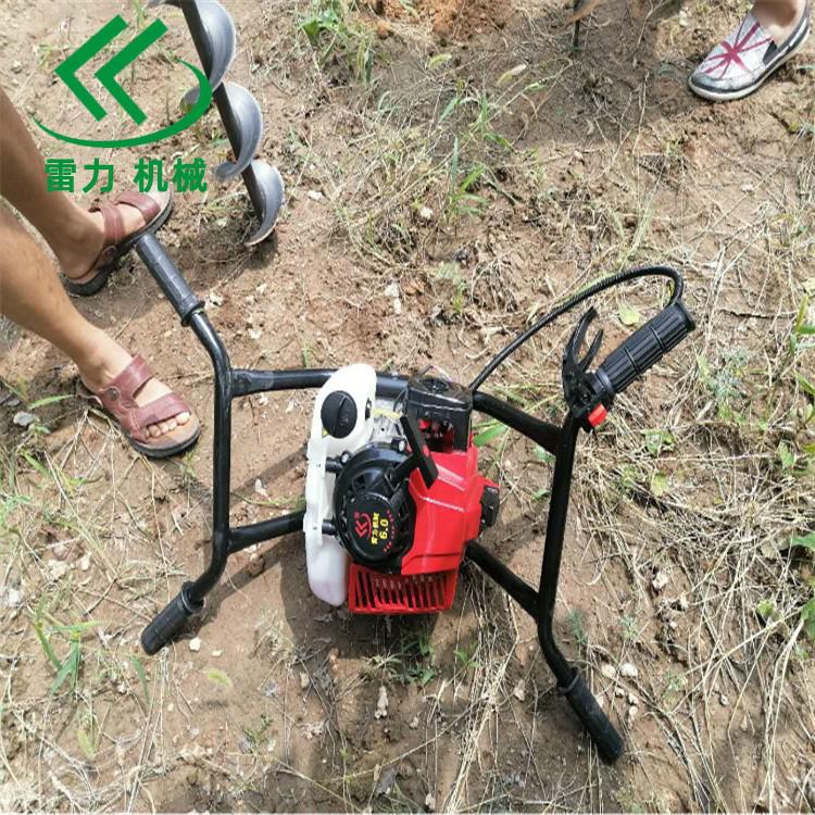 挖樹坑機安全運轉(zhuǎn)在山體之間 挖樹坑機安全運轉(zhuǎn)在山體之間